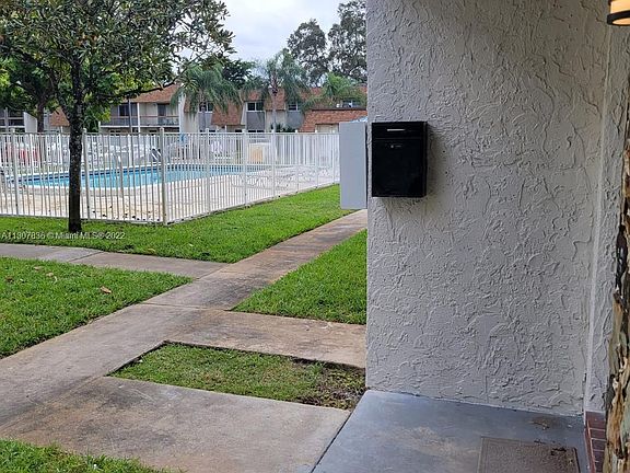 3rd image of 5249 SW 40th Ave #31