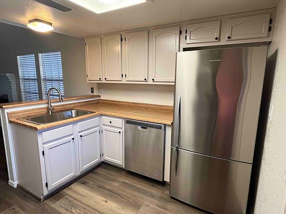 Kitchen sink & Refrigerator