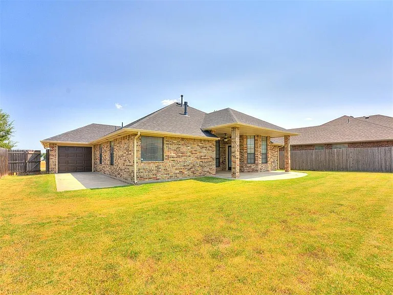 1209 Stoneridge Dr — Photo 17
