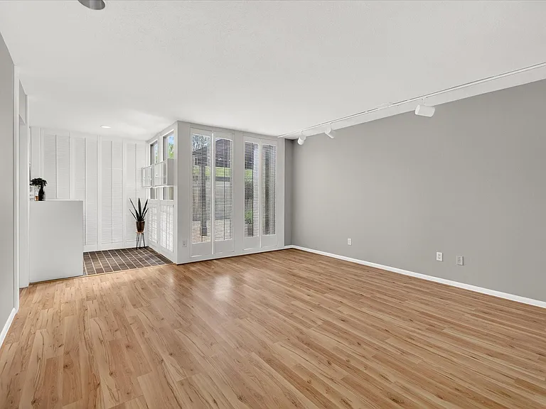 147 Valley Dr — Photo 24