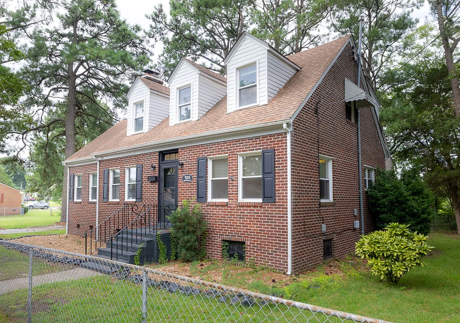 Beautifully updated 1948 Cape Cod offering 3 bedrooms, 3 full bathrooms for rent in Portsmouth VA! — Photo 2