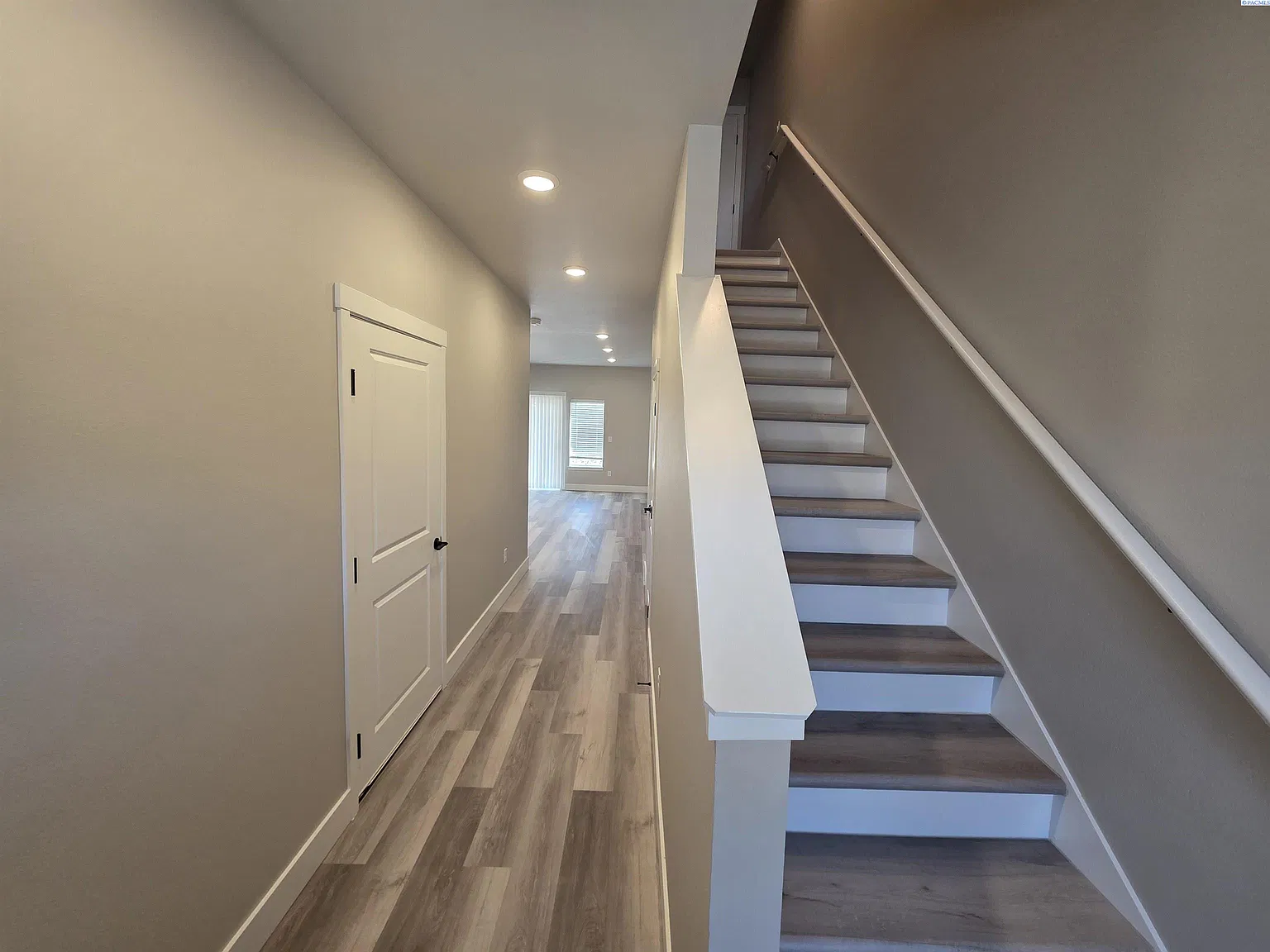 3 bed, 2.5 bath, 1370 sqft, $2,200 — Photo 2