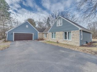 7N196 Weybridge Dr, St Charles, IL