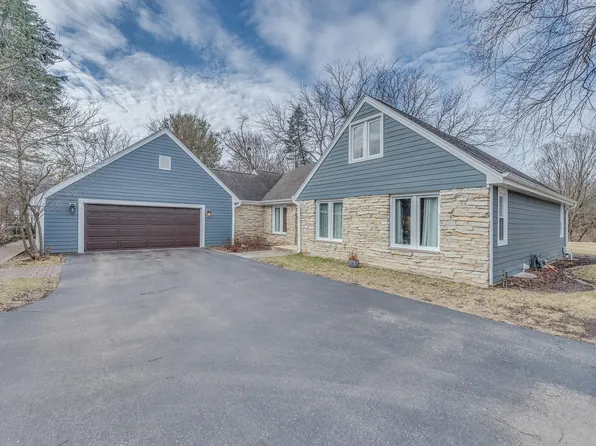 7N196 Weybridge Dr, St Charles, IL 60175