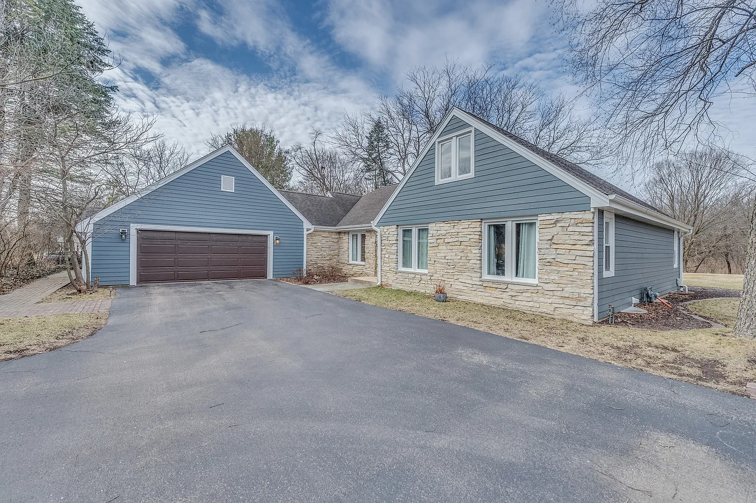 7N196 Weybridge Dr photo 1