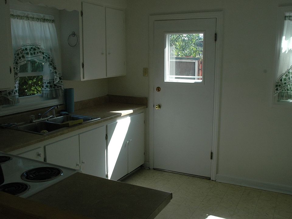2nd image of 207 Wonder St