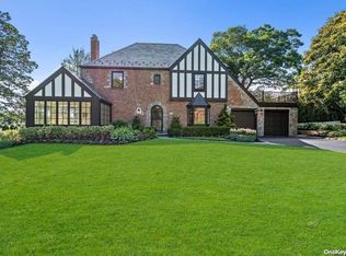 221 Dover Rd, Manhasset, NY 11030