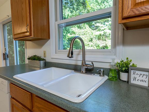 4th image of 5 Columbine Ave
