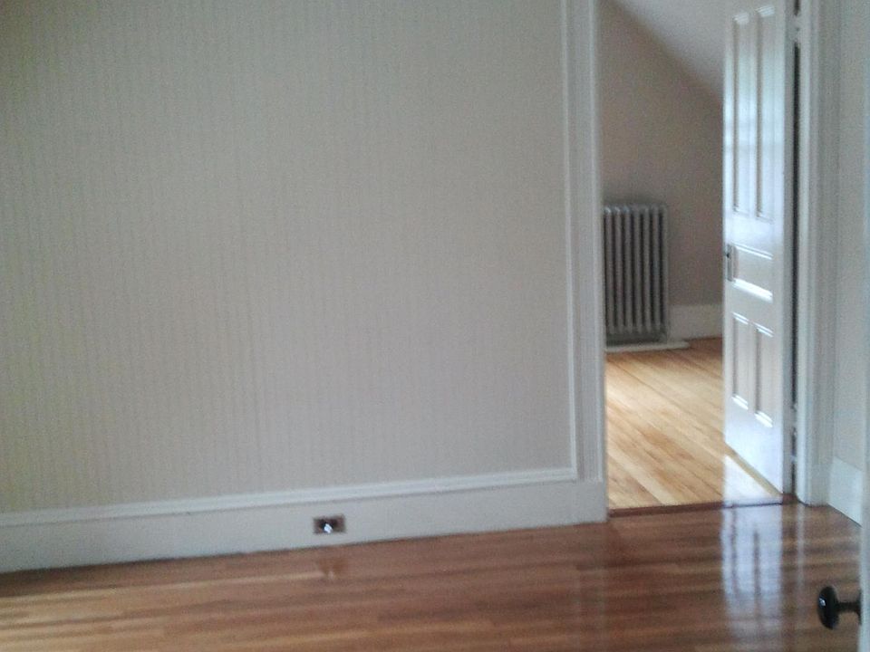 Livingroom looking into bedroom