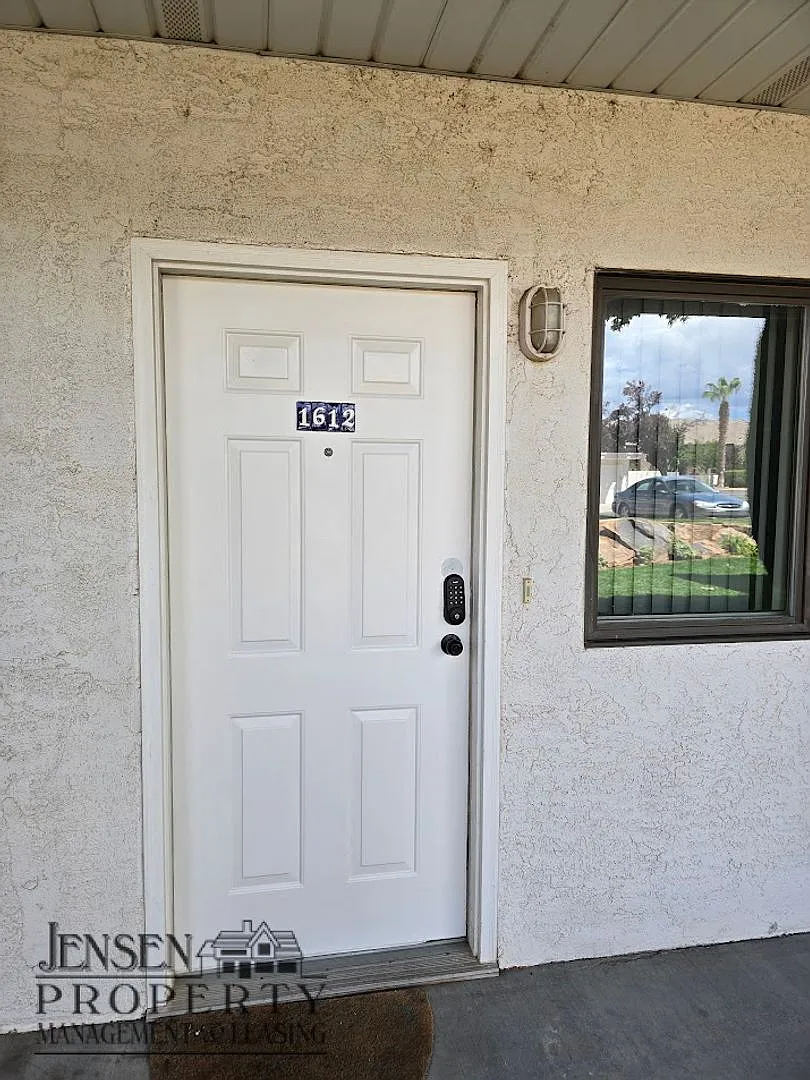 Las Palmas Condo- Pool, Tennis-Garage — Photo 2