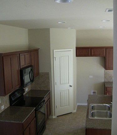 5th image of 719 Alamo Plaza Dr