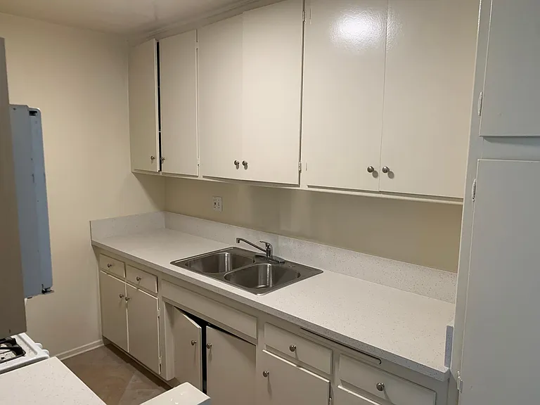 528 E Verdugo Ave #L — Photo 6