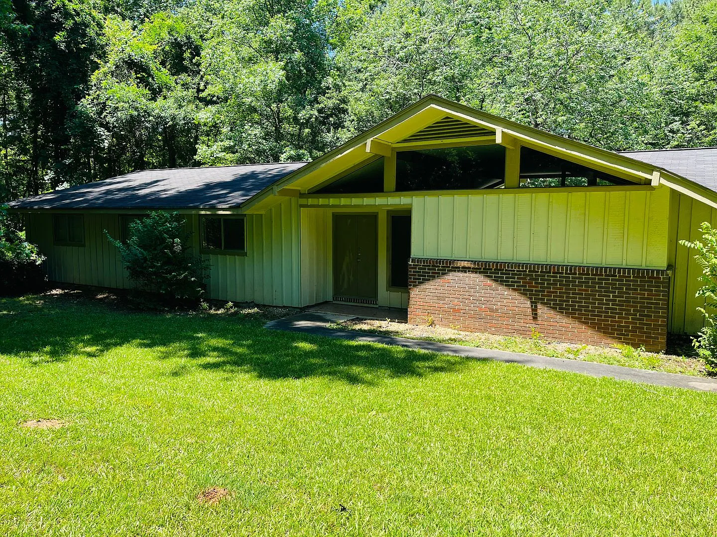 HUGE 4-Bedroom, 2.5-Bath Entertainer's Dream in Fayetteville! — Photo 3