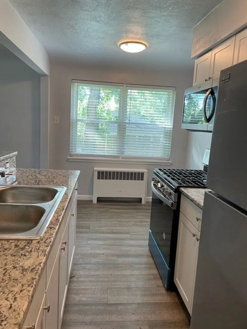 Camp Hill School District 2nd Floor 2 Bedroom 1 Bathroom Apartment!! — Photo 3