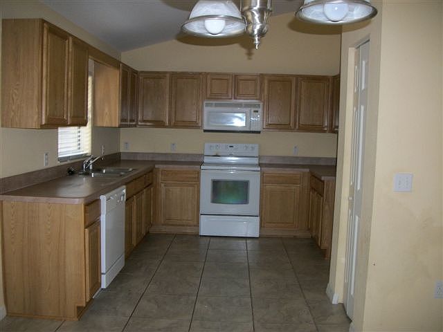 2nd image of 96 W Goldcoast Pl