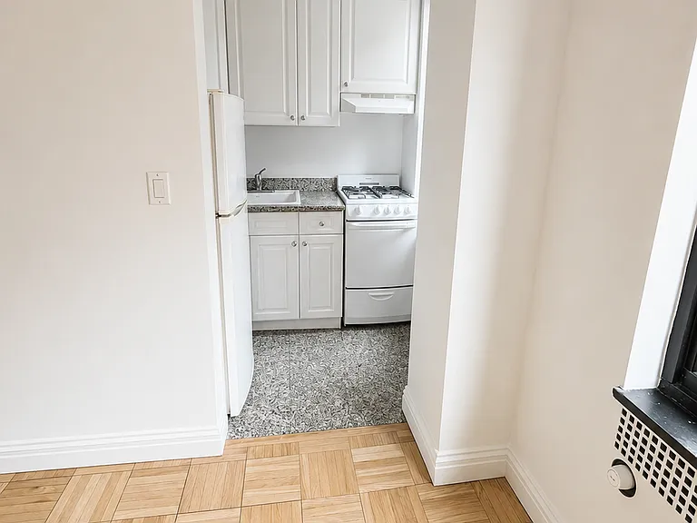 150 E 39th St #807 — Photo 4