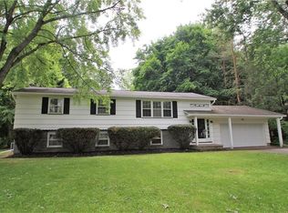 17 White Oak Ln, Fairport, NY 14450