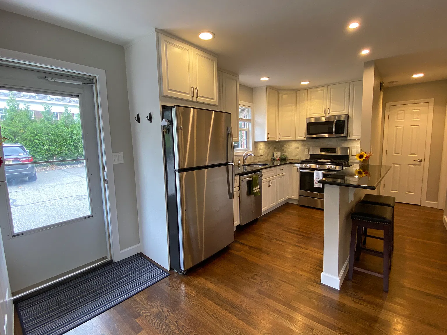 1 bed, 650 sqft, $2,100 — Photo 3