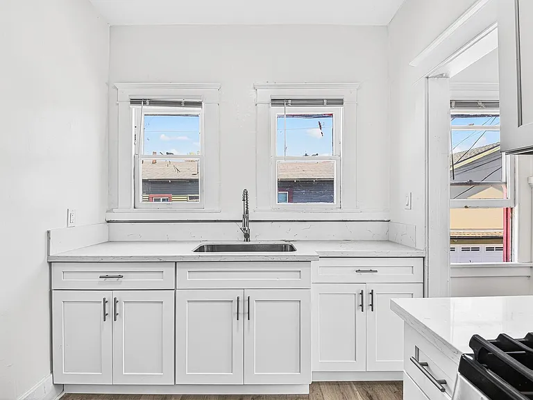 1045 E 4th Street — Photo 10