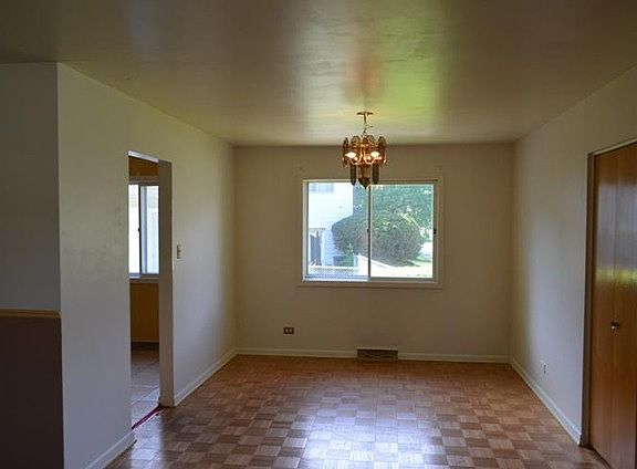 3rd image of 548 N Pleasant Dr