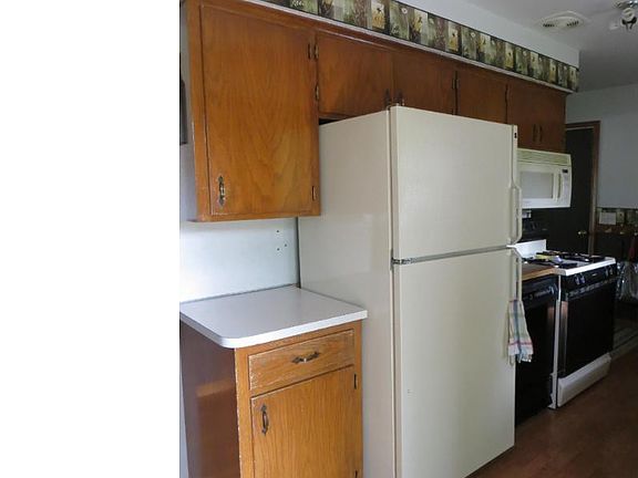 4th image of 106 E Douglas St