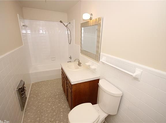 4th image of 524 W 33rd 4 Sale