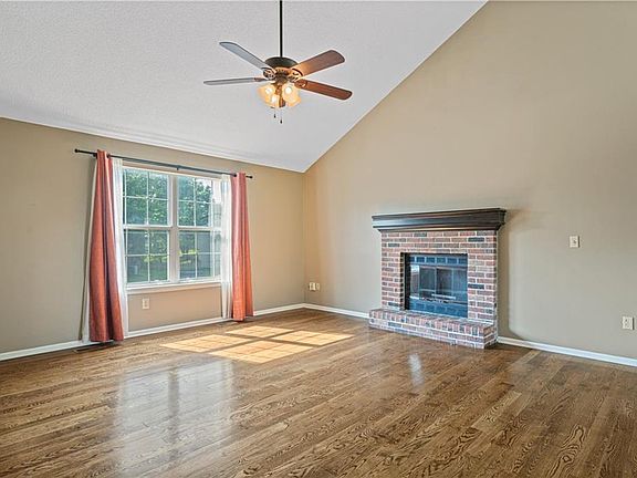 4th image of 1724 NE Auburn Dr