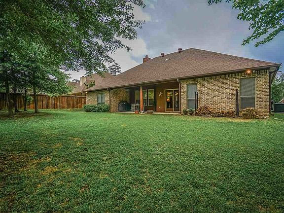 3rd image of 1903 Oak Knoll Cir