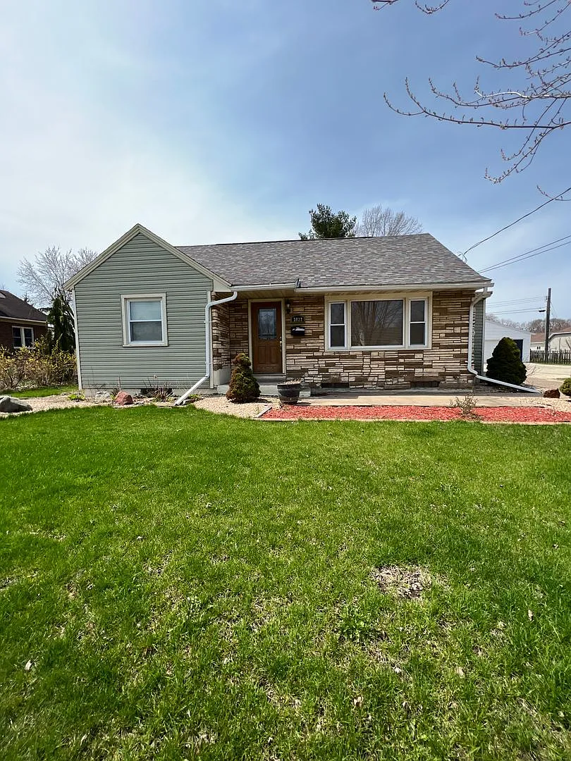 Large 5 Bedroom, 2 Bath La Crosse Rental with Two Living Areas, Garage & Central Air — Photo 2