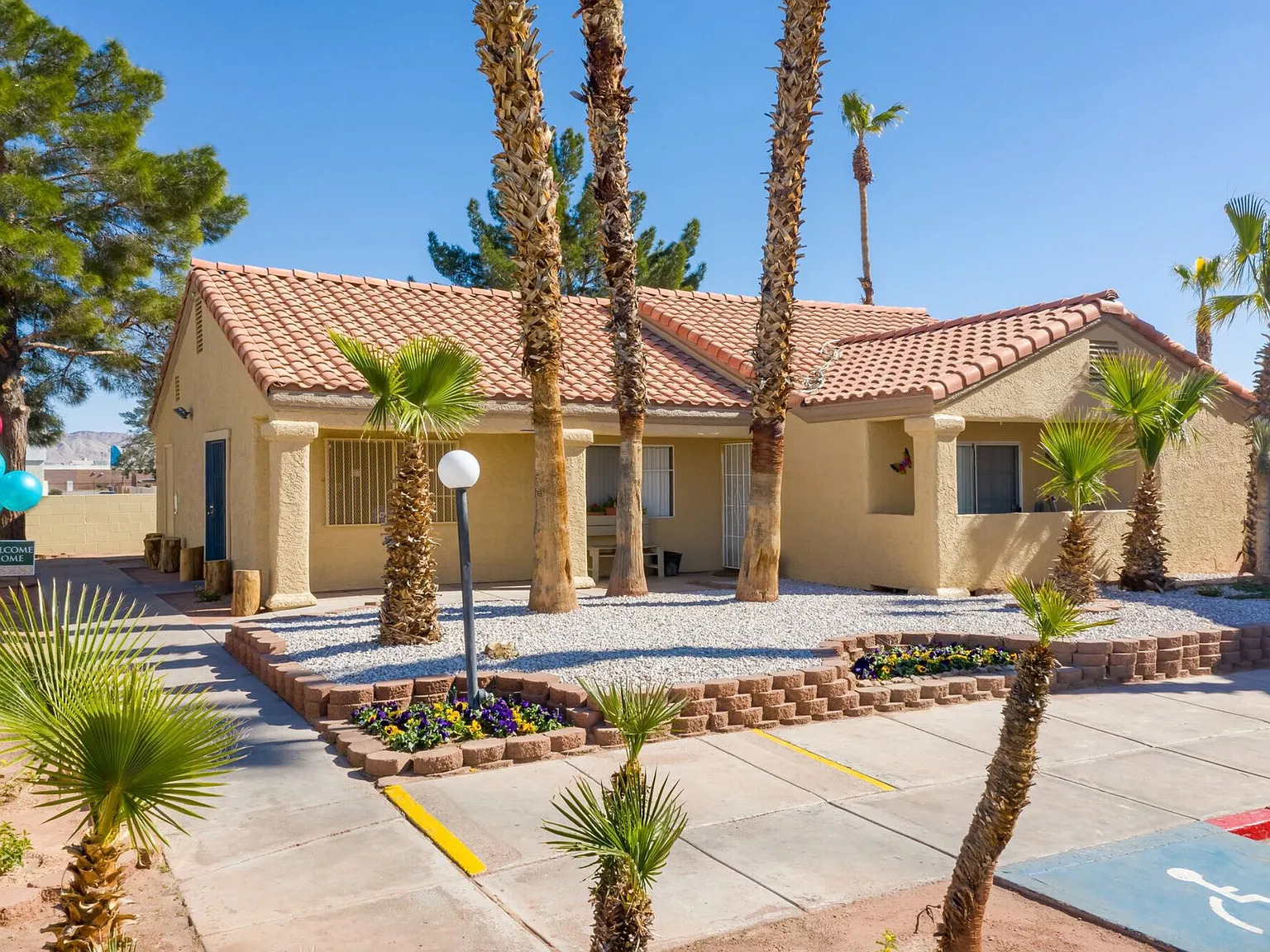 Santa Fe Apartments — Photo 1