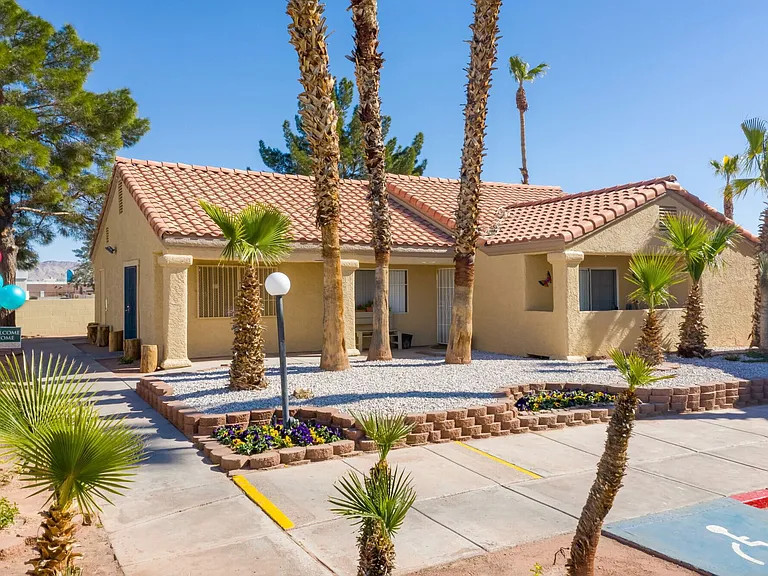 Santa Fe Apartments — Photo 1