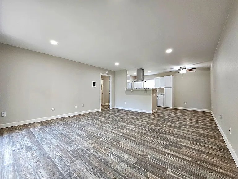 Sandalwood Apartments — Photo 7