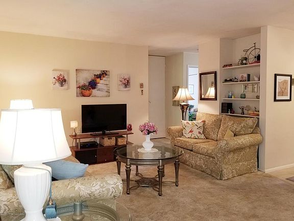5th image of 42J Cambridge Ct #200J