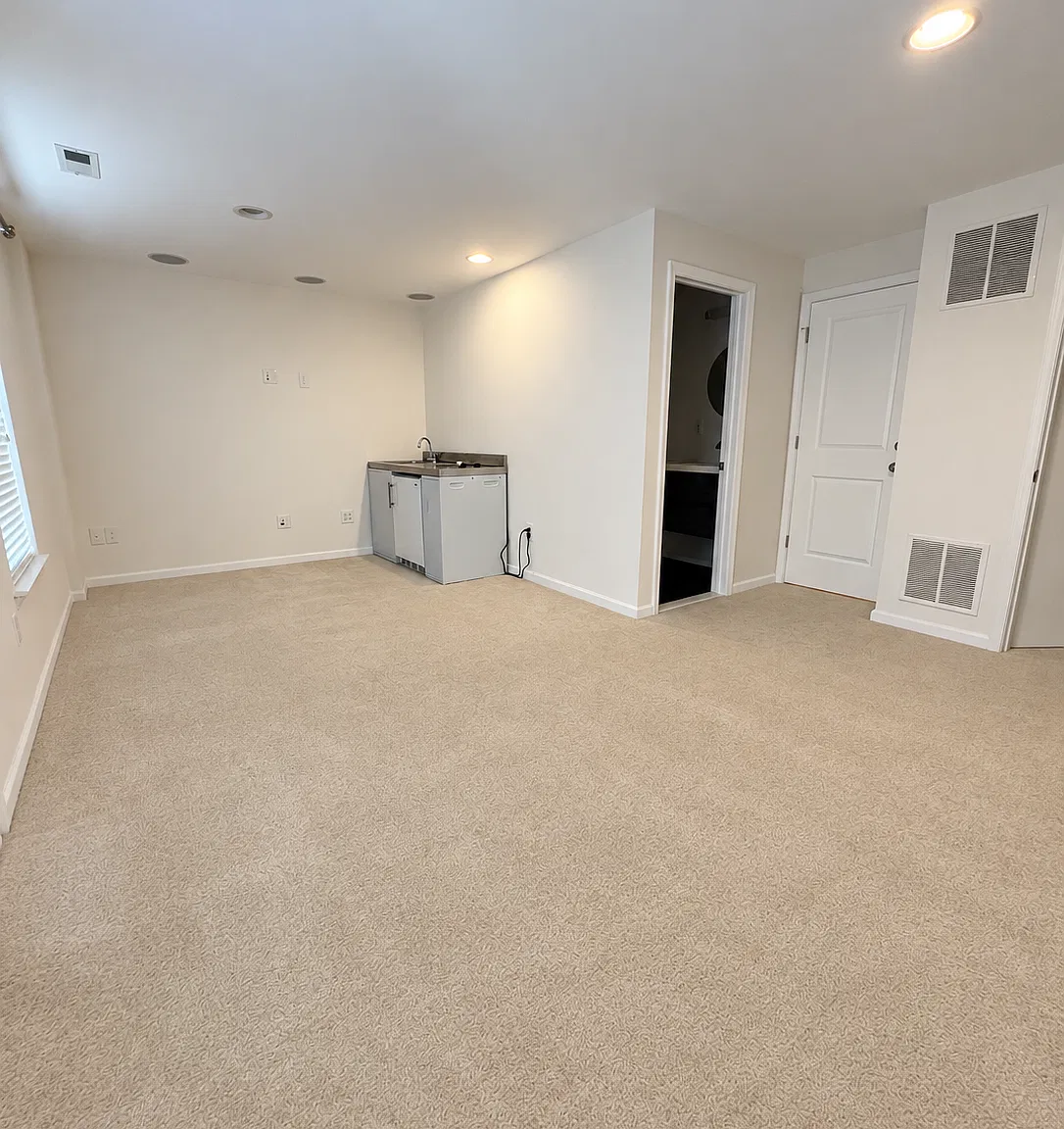 Studio, $1,000 — Photo 3