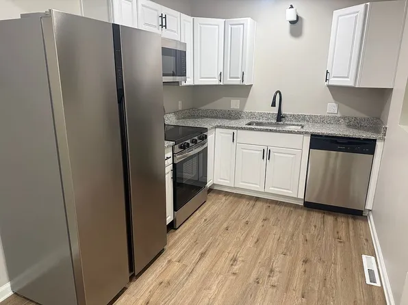 8327 Grandview Ln, Overland Park, KS 66212