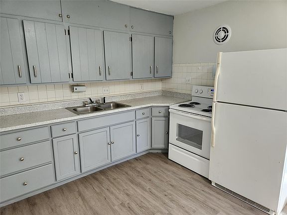 3rd image of 276 Elmdale Dr