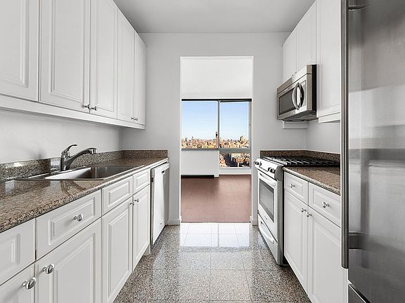 3rd image of 111 W 67th St APT 31E