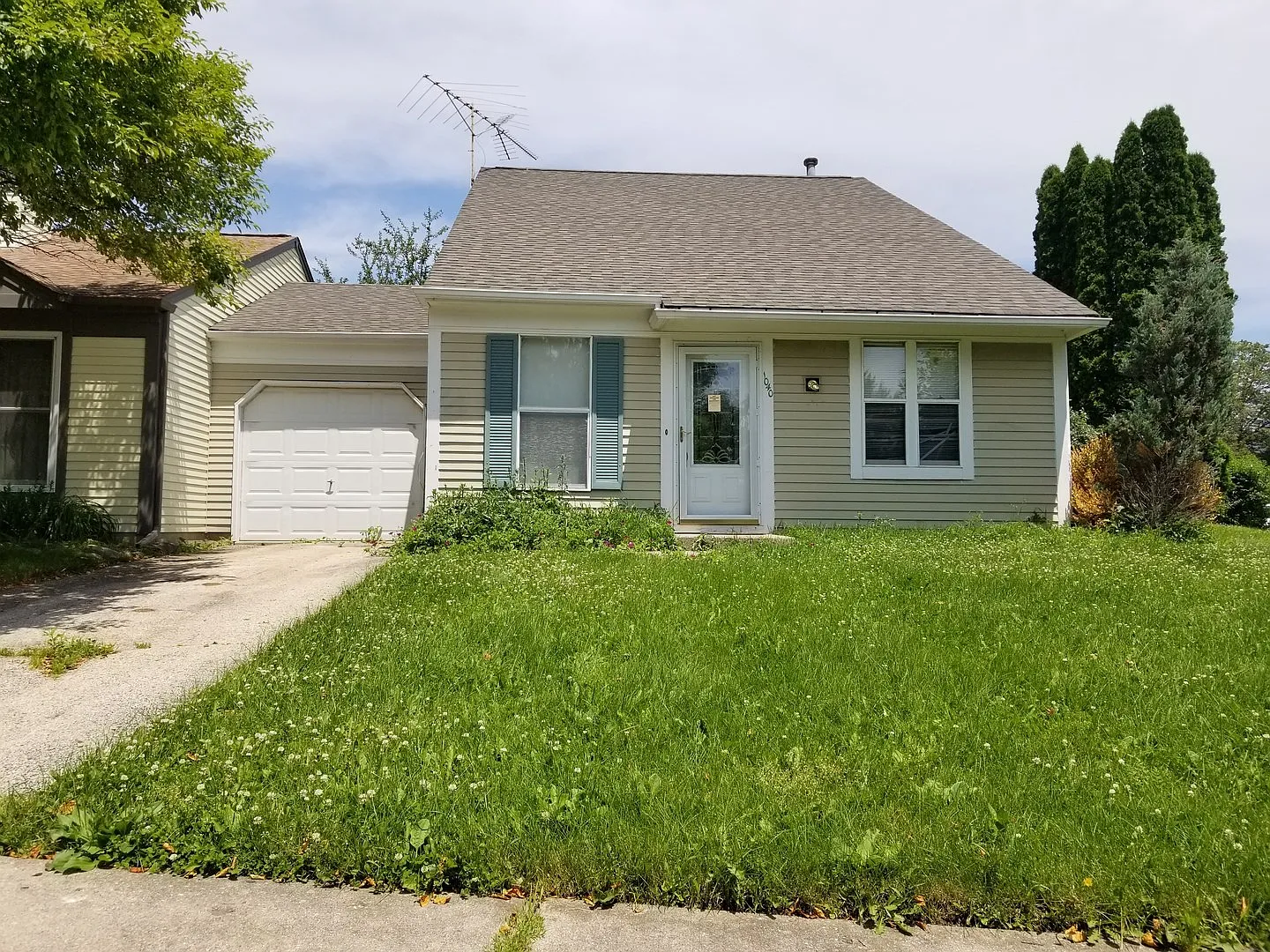 1040 Wesley Ln photo 1
