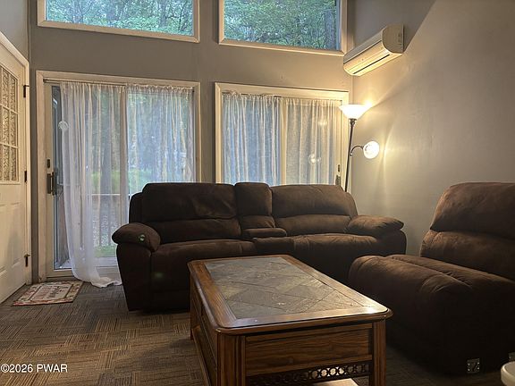 5th image of 129 Surrey Ln
