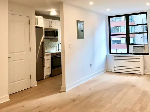 160 East 48th Street image 2 of 21