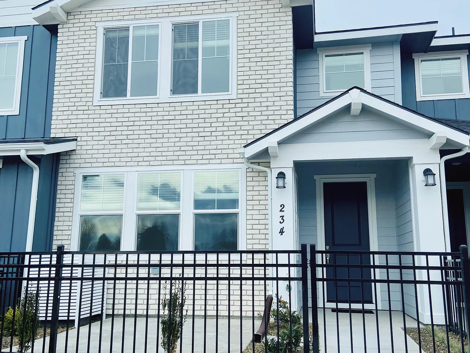 3 bed, 2.5 bath, 1928 sqft, $2,390 — Photo 2