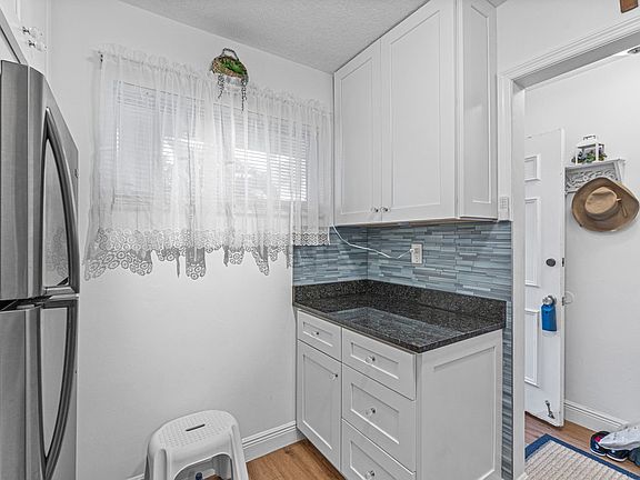 4th image of 2855 Garden Dr S