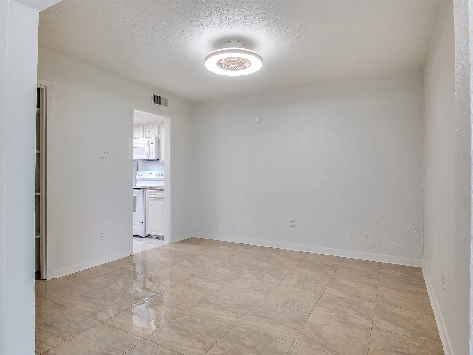 3 bed, 2.5 bath, 1834 sqft, $2,500 — Photo 4