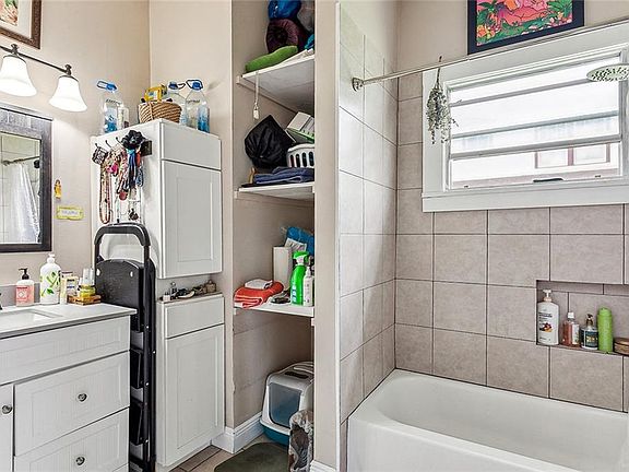 5th image of 2519 Acacia St