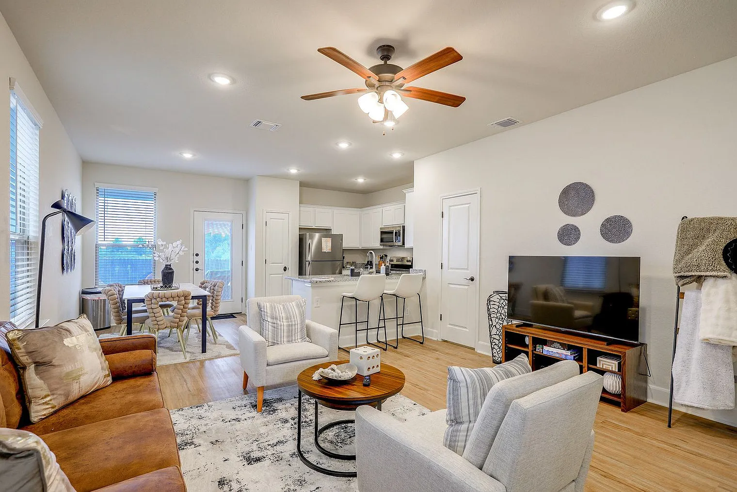 3 bed, 2.0 bath, 1399 sqft, $4,120 — Photo 1
