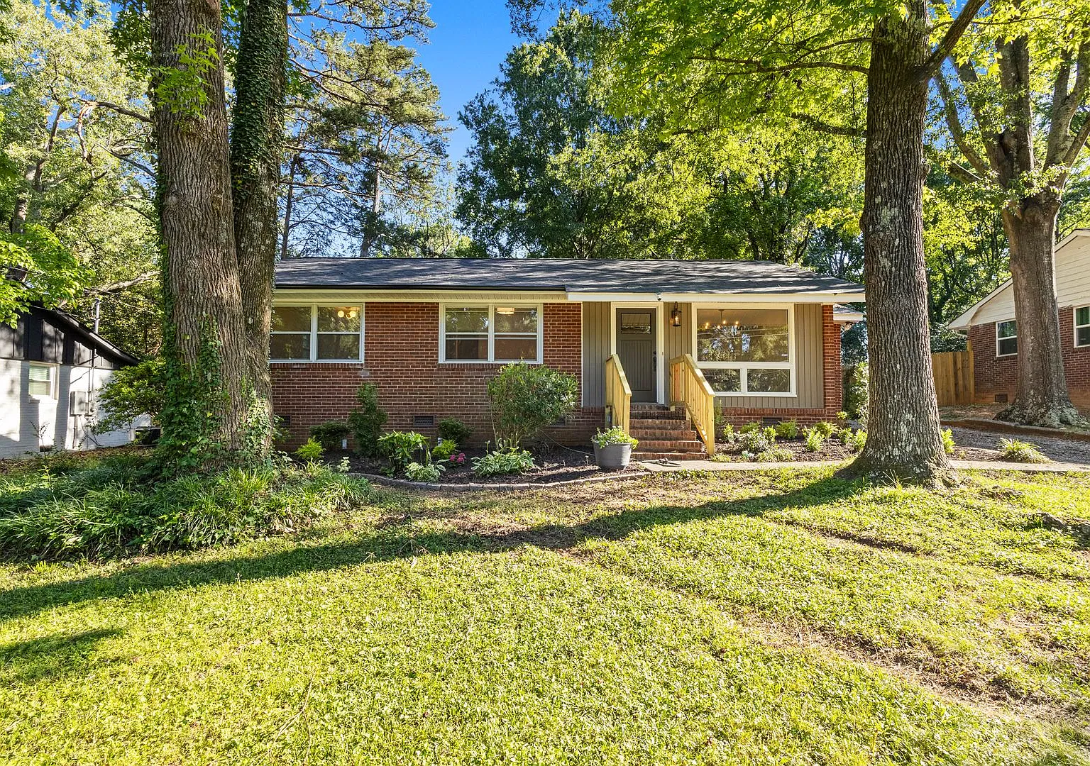 4-Bedroom Home in Shannon Park — Photo 2