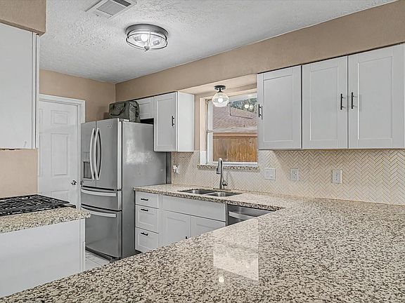 2nd image of 2901 Castle Ct