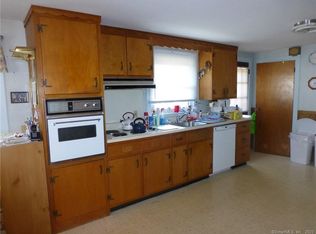 39 Crescent St, Uncasville, CT 06382