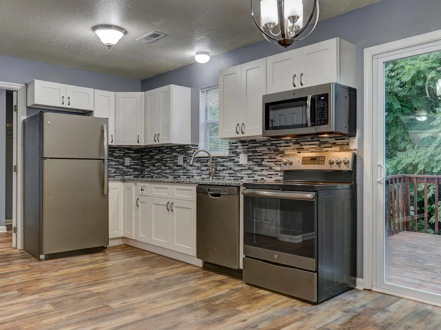 3 bed, 1352 sqft, $1,850 — Photo 3