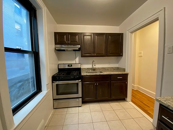 2nd image of 3049 Crescent St APT H3a3